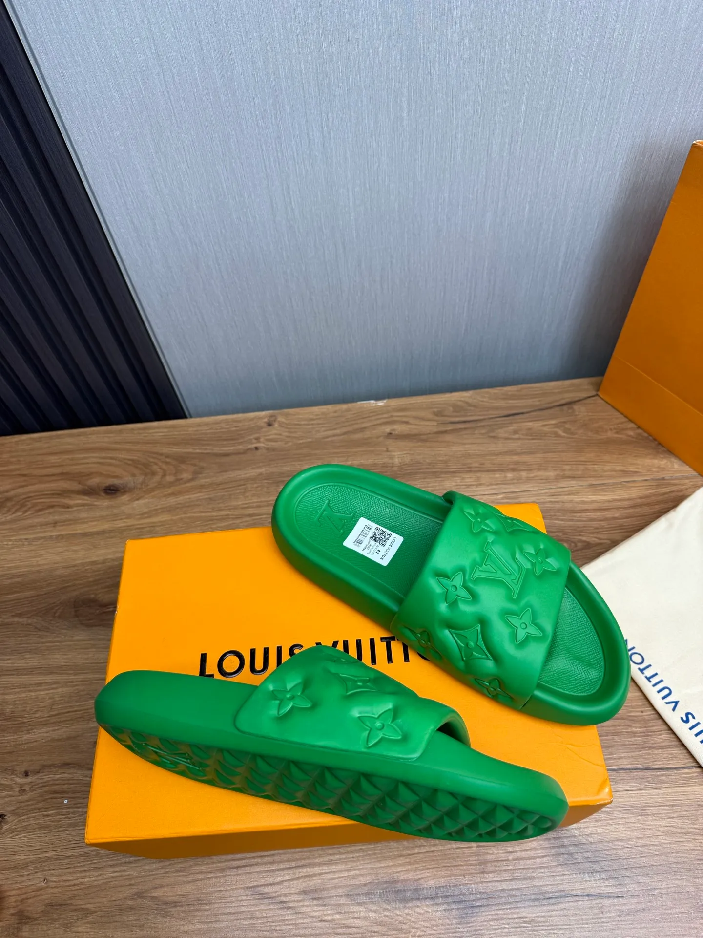 Men's shoes 💰260💰 ▪️LV's popular Little Red Book popular slippers hot sale: 1 shipment✅ Super textured and comfortable slippers, original TPU outsole. Authentic counter box drawer box packaging 🎁Size 38-45